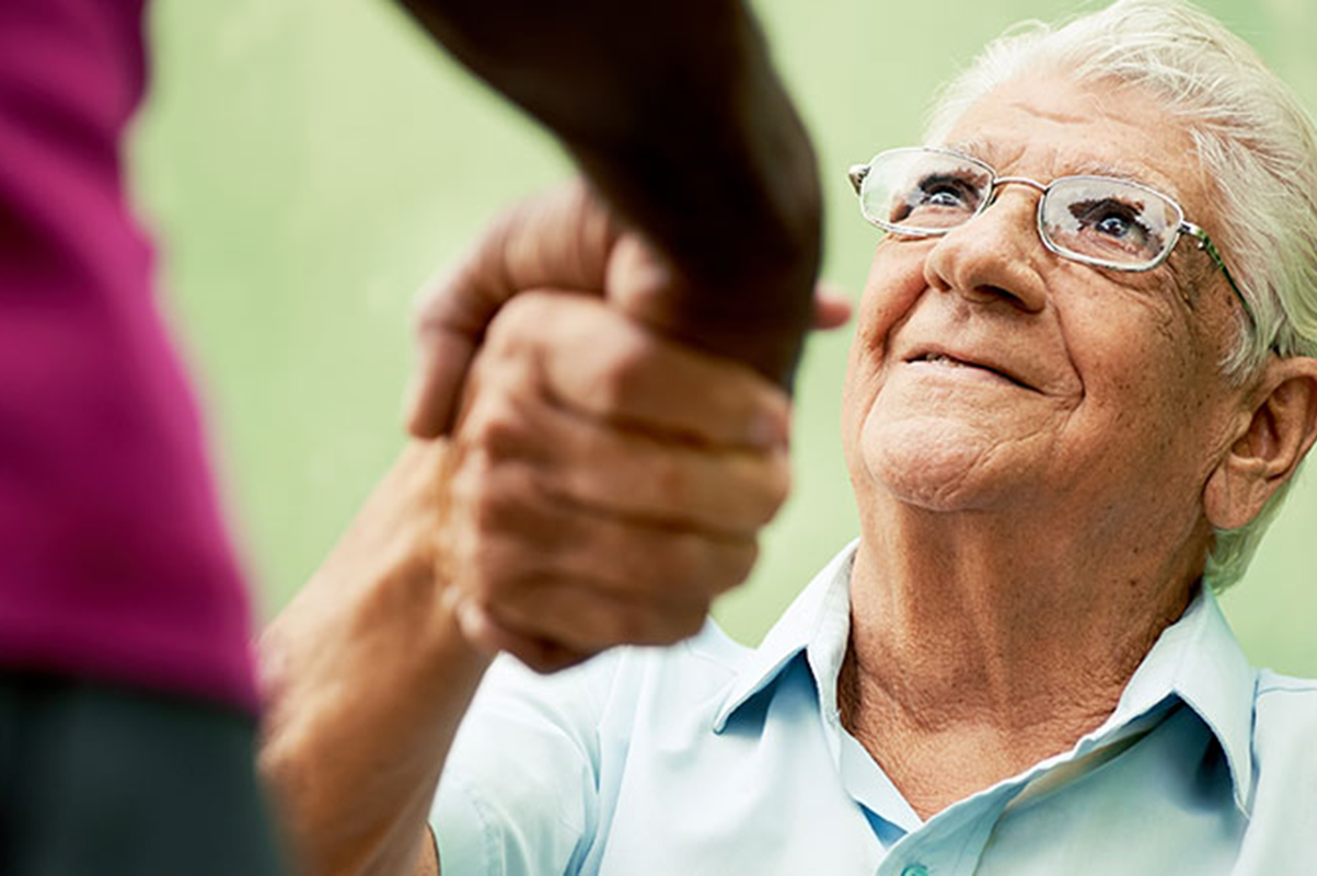 Великий пенсионер. Пожилой человек в гневе. Фото для презентации соцработники. Мужчина 60 лет дрожат руки.